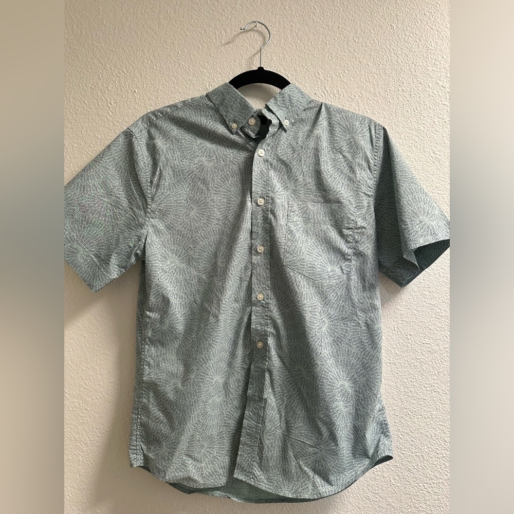 Men’s Blue patterned Banana Republic short sleeve button up shirt size small